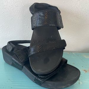 Black adjustable straps Vionic sandals